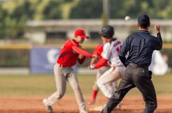 开云-防守漏洞！校园棒球联赛：少年们的 “关键配合” 逆转