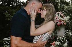 开云网址-特拉维斯·凯爾(ěr)西（Travis Kelce）爆料：他和(hé)泰勒·斯威夫特（Taylor Swift）2.5年恋爱零争吵！！！姐妹们甜蜜(mì)警报拉满！！！堪萨斯城酋长队紧端特拉维斯·凯爾(ěr)西（Travis Kelce）在最新一(yī)期《New Heights》播客(kè)上，和(hé)乔治·克鲁尼（George Cloo...