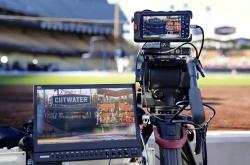 开云-iPhone 17 Pro 加入MLB《周五(wǔ)棒球(qiú)之夜(yè)》赛事转播，担任场边摄影机