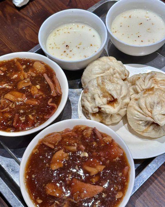 北京早餐的烟火气：一碗炒肝配包子，一个糖油饼
