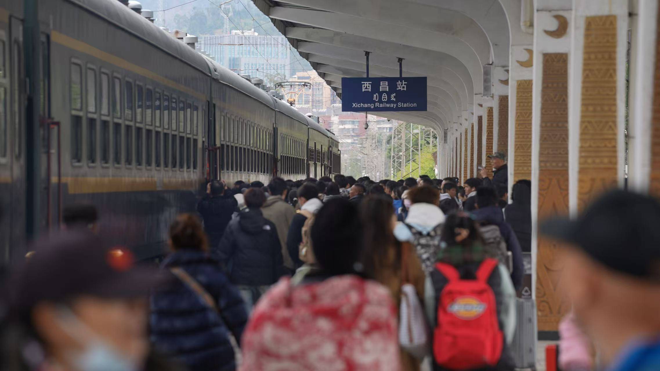 杀年猪、灌腊肠、跳达体舞……凉山彝族自治州欢度彝族新年