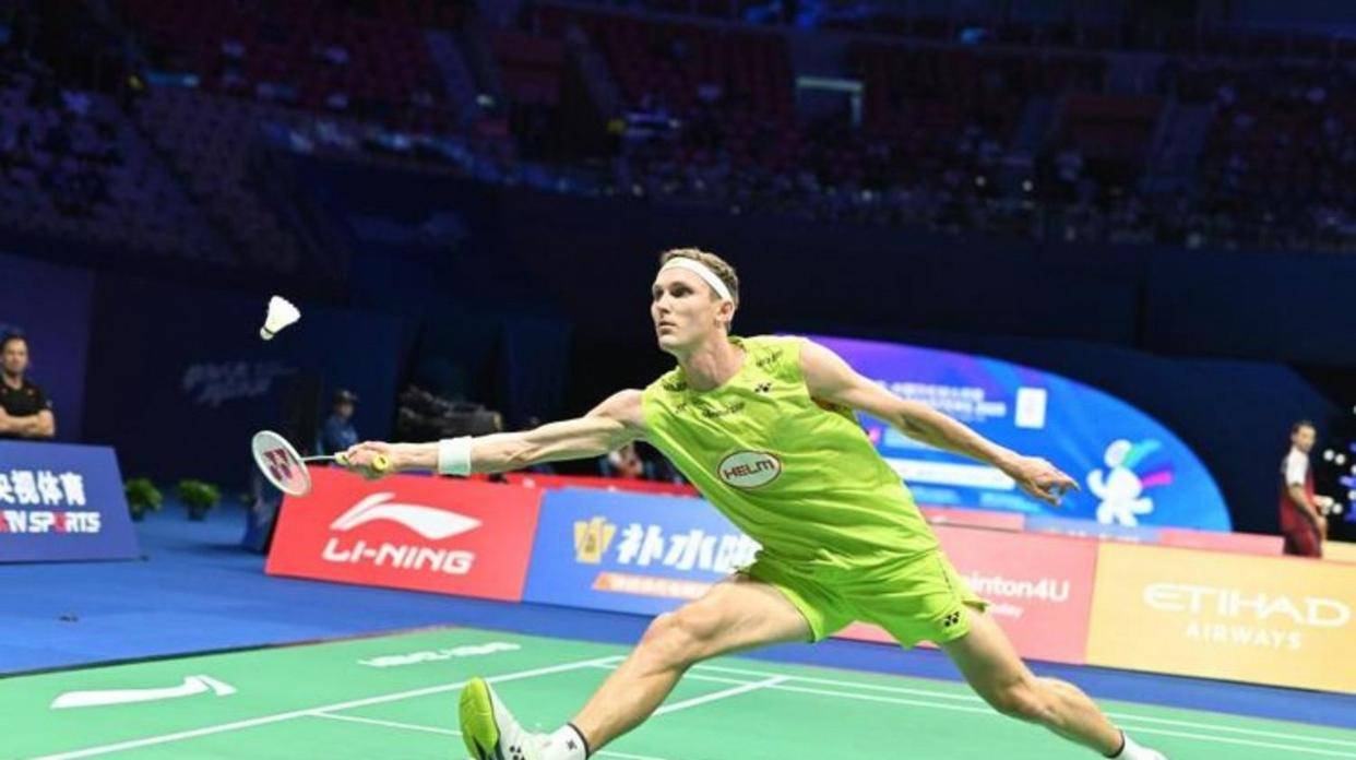 法国羽毛球公开赛男单比赛，安赛龙对阵马来西亚选手梁峻豪，比赛激烈精彩，安赛龙展现出强大实力和冷静应对能力