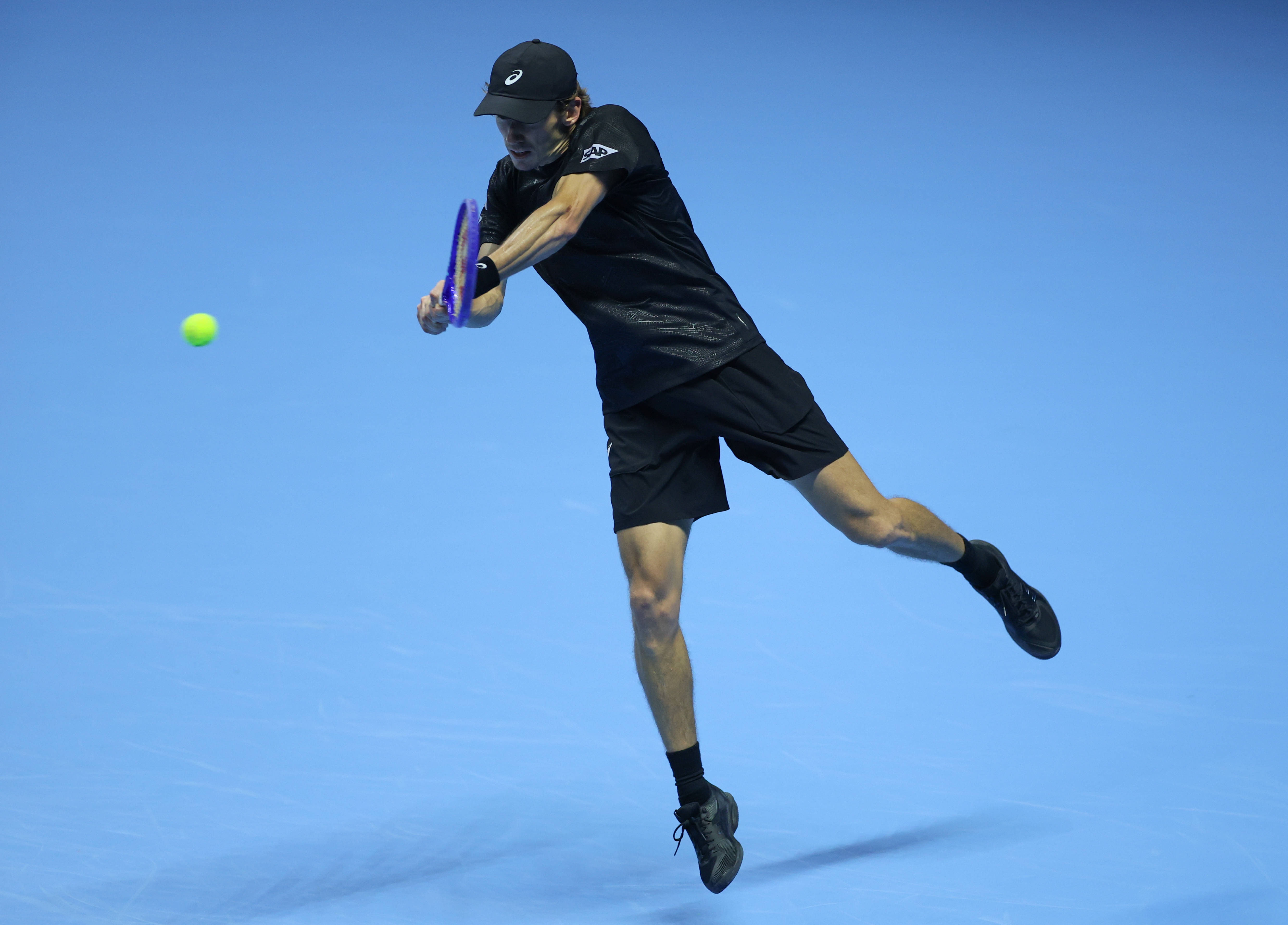 (体育)网球——ATP年终总决赛半决赛:辛纳胜德米纳尔