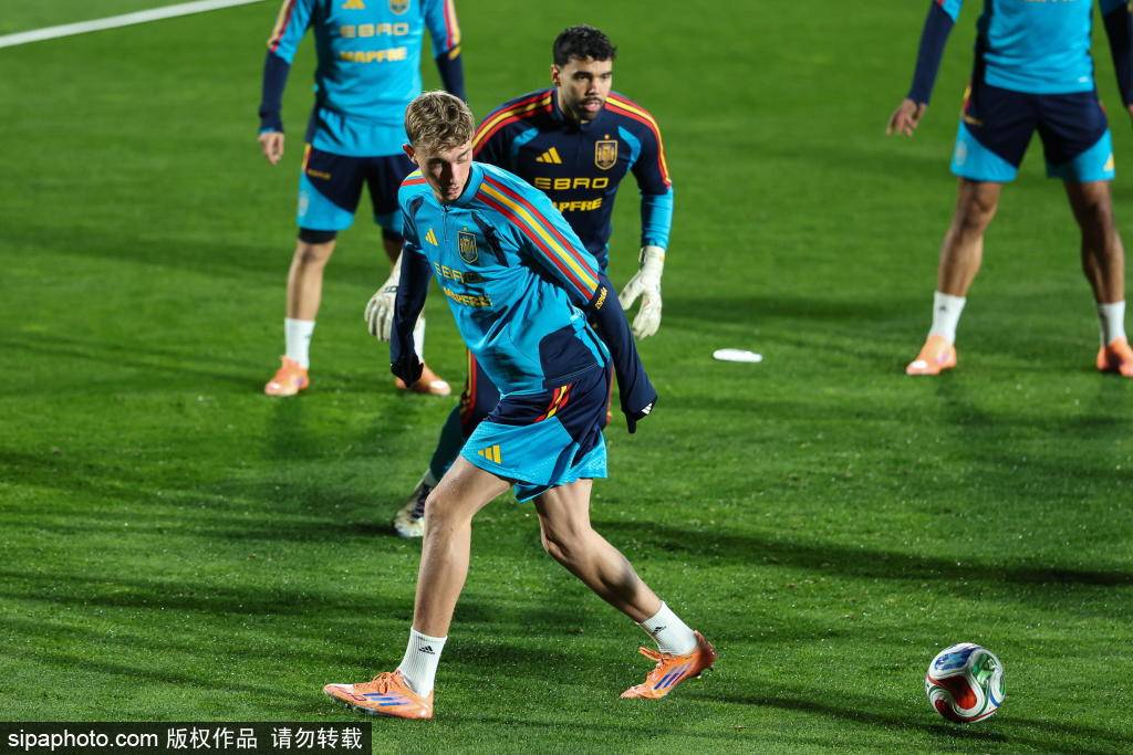 历史性一刻！NFL首次空降伯纳乌！海豚队PK指挥官队，马德里上演超级碗级盛宴